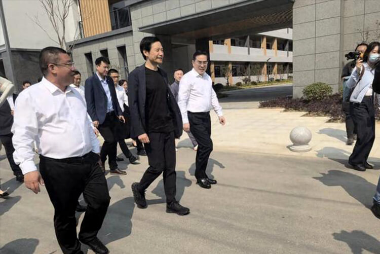 刚刚，雷军重返中学母校，捐款5000万元！